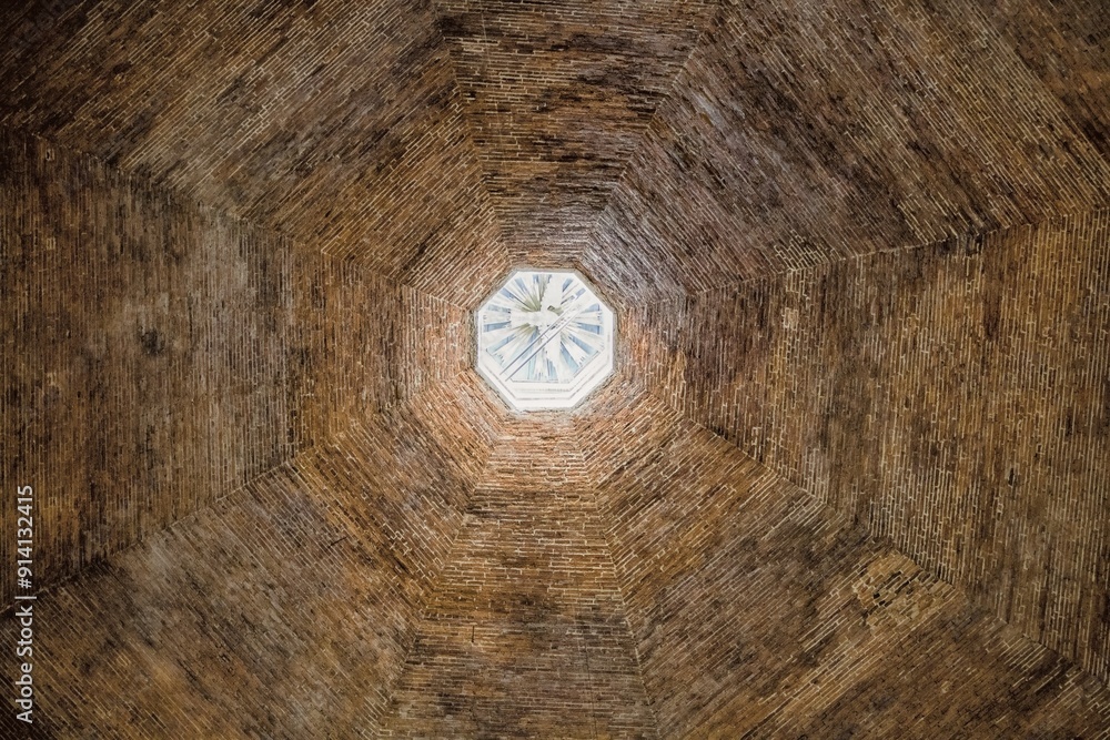 cremona, italien - kuppel vom baptisterium mit rundfenster