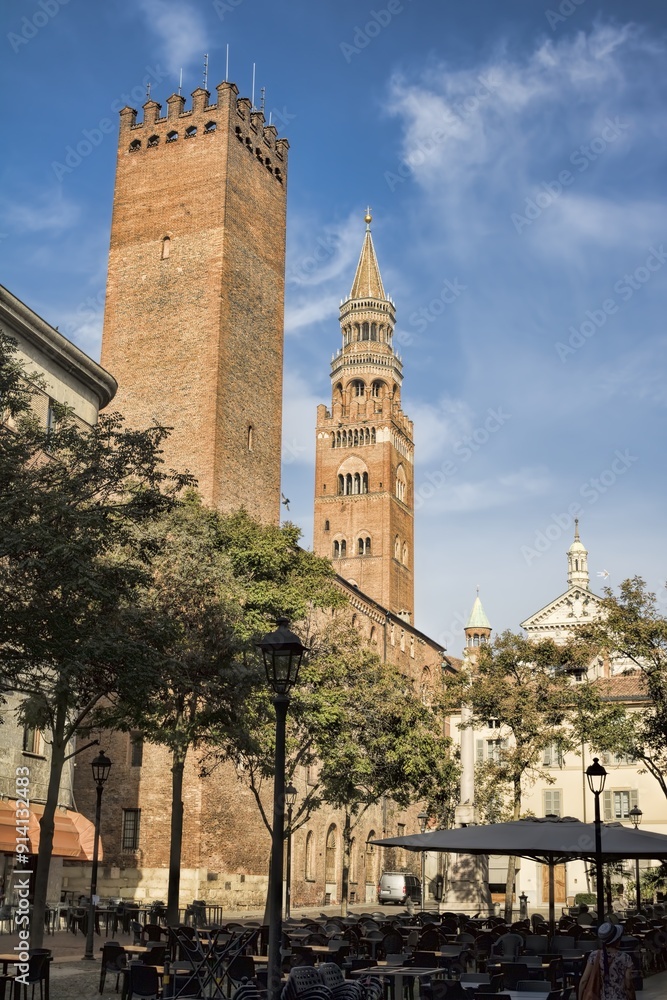 cremona, italien - turm mit zinnen an der piazza della pace