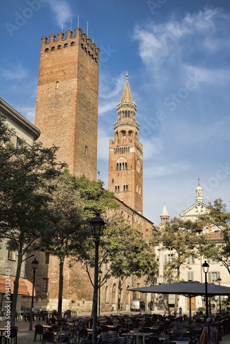 Obraz na płótnie cremona, italien - turm mit zinnen an der piazza della pace w salonie