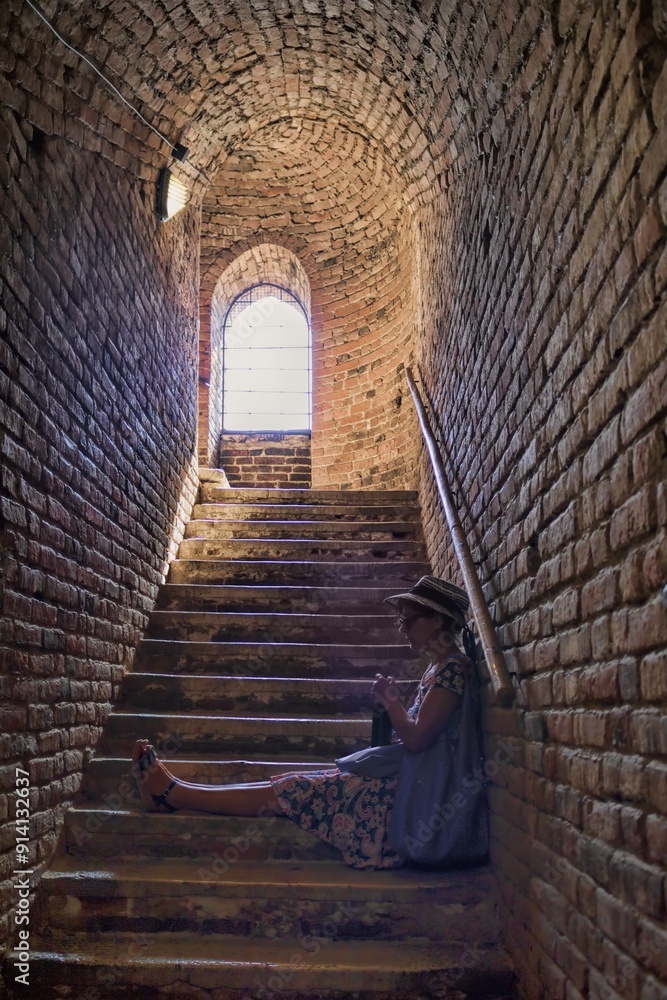 cremona, italien - touristin macht eine pause beim aufstieg des campanile von santa maria assunta