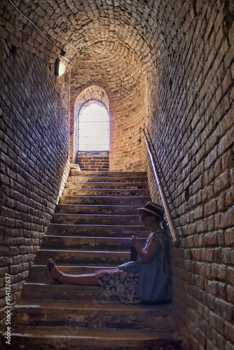 Obraz na płótnie cremona, italien - touristin macht eine pause beim aufstieg des campanile von santa maria assunta w salonie