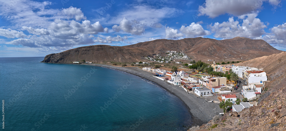 Obraz premium Giniginamar, Fuerteventura, Kanarische Inseln - Panorama vom kompletten Ort mit Strand und Bergen