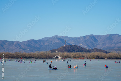 Obraz na płótnie Skating tourists on Kunming Lake in Summer Palace, Beijing. w salonie