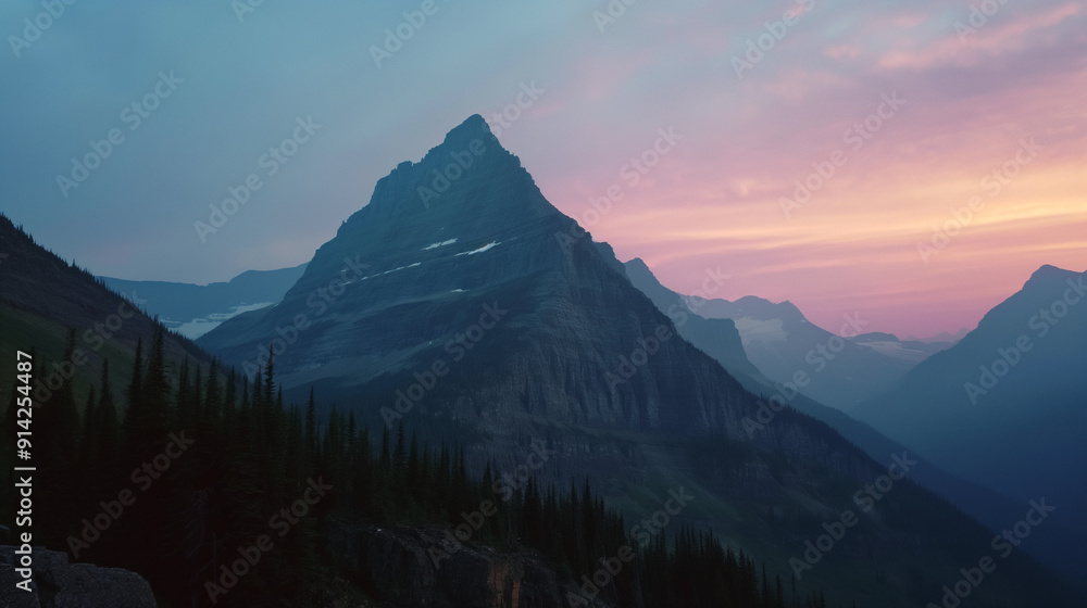 Obraz premium Kintla Peak at Daybreak in Glacier National Park, Montana