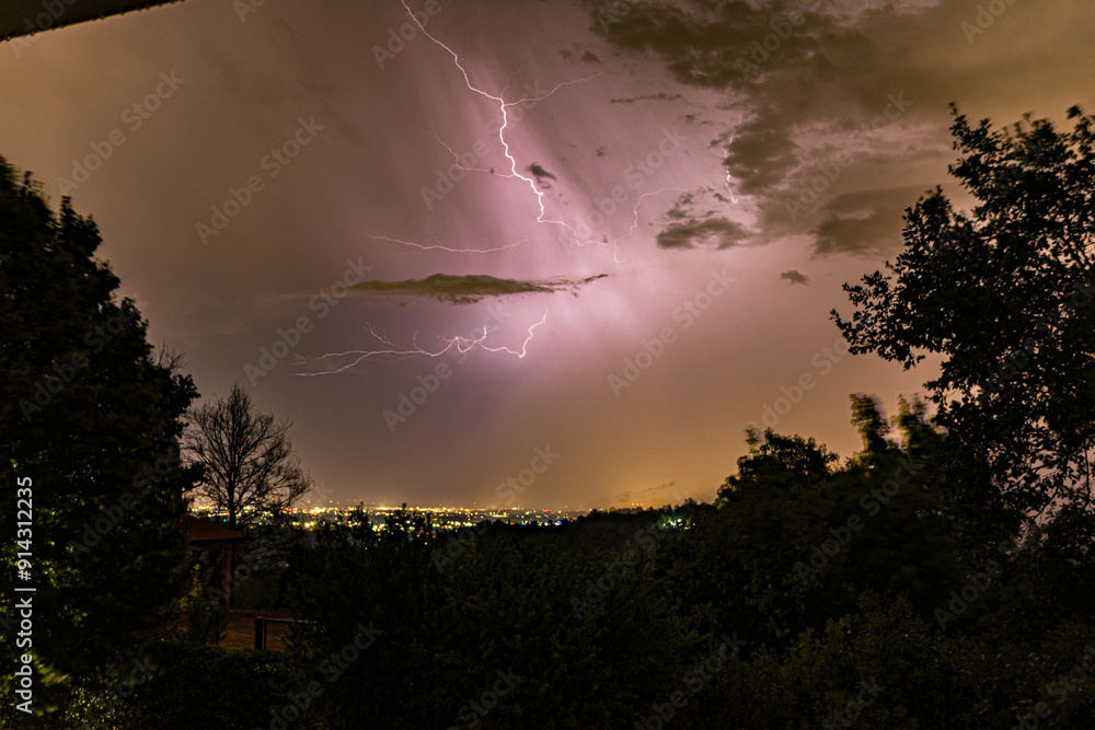 LAMPO IN UNA NOTTE DI TEMPORALE SU BOLOGNA. LAMPO IN UNA NOTTE DI TEMPORALE SU BOLOGNA.