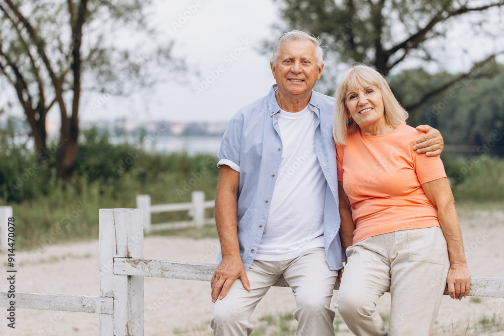 Obraz premium Senior Couple Enjoying Time Together Outdoors in the Park