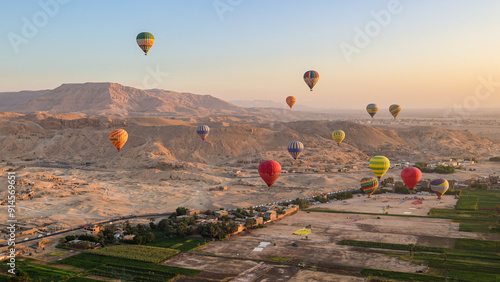Obraz na plátně Sunrise balloon ride at valley of the kings