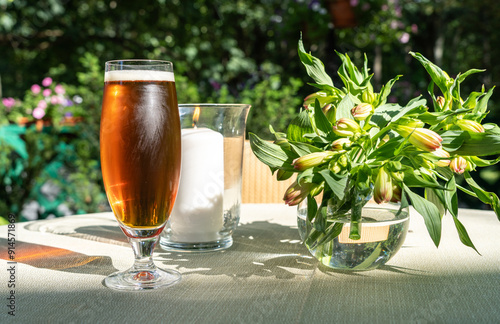 Fotografía Cold dark beer on restaurant table, craft porter beer, ale froth pint glass in g