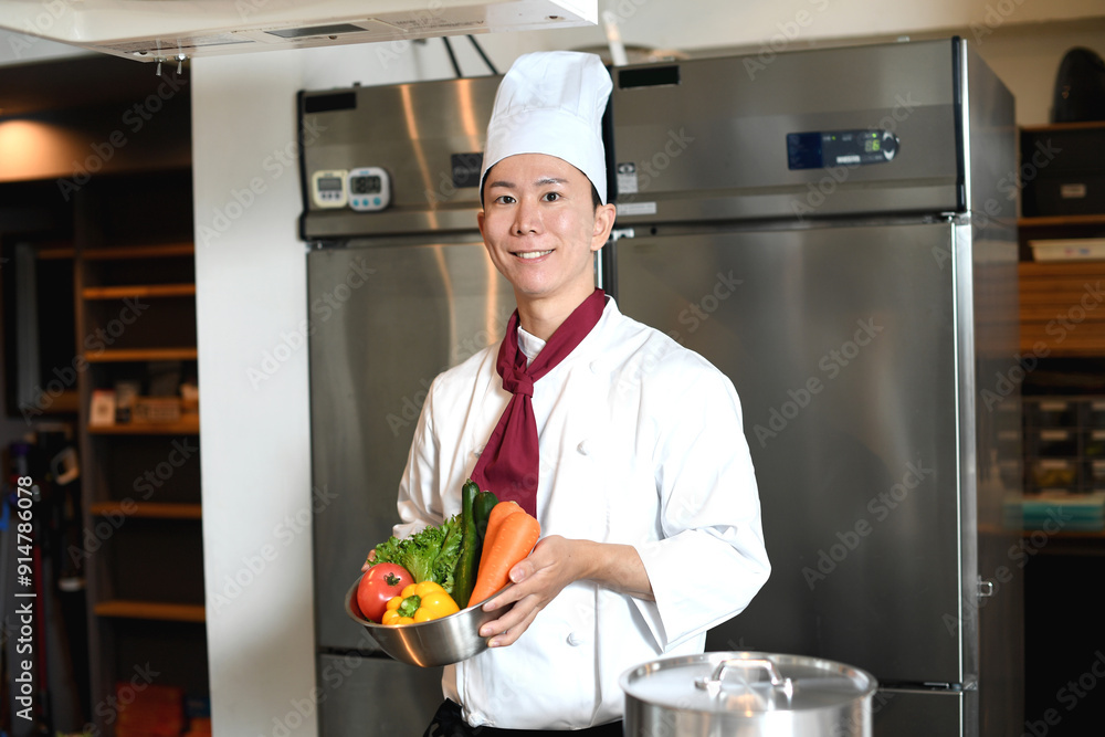 沢山の野菜を持つ若いアジア人の男性調理師 沢山の野菜を持つ若いアジア人の男性調理師