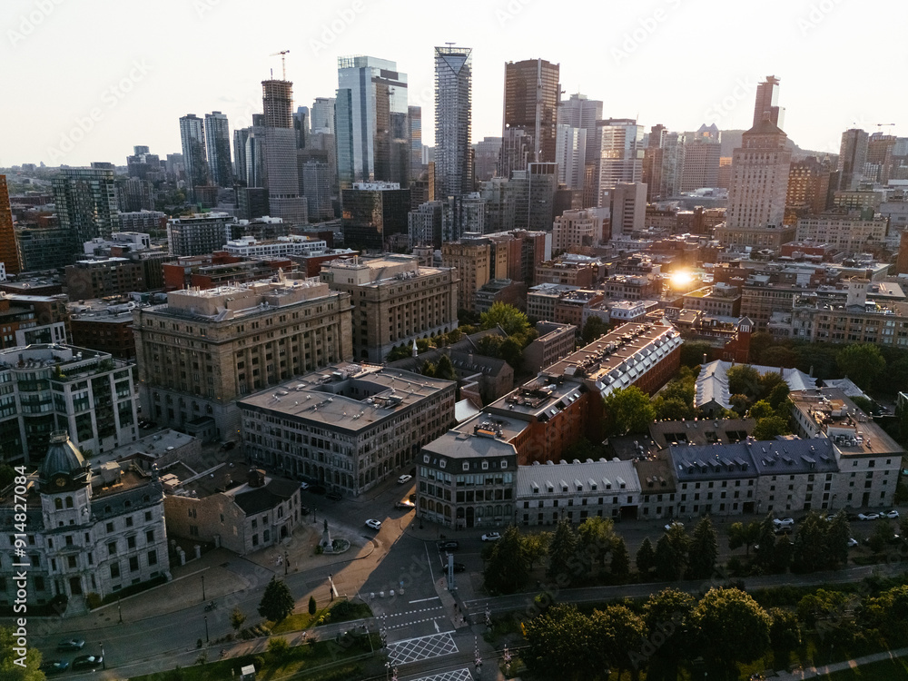 Obraz premium Montreal at sunset with urban skyscrapers viewed from old port