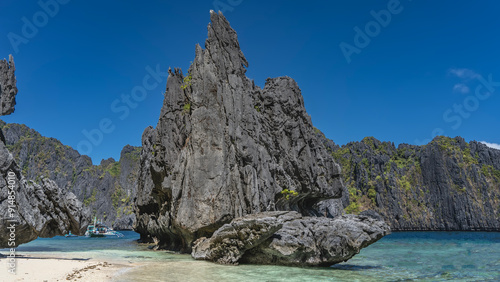 Bilde på lerret Bizarre karst rocks rise above the ocean