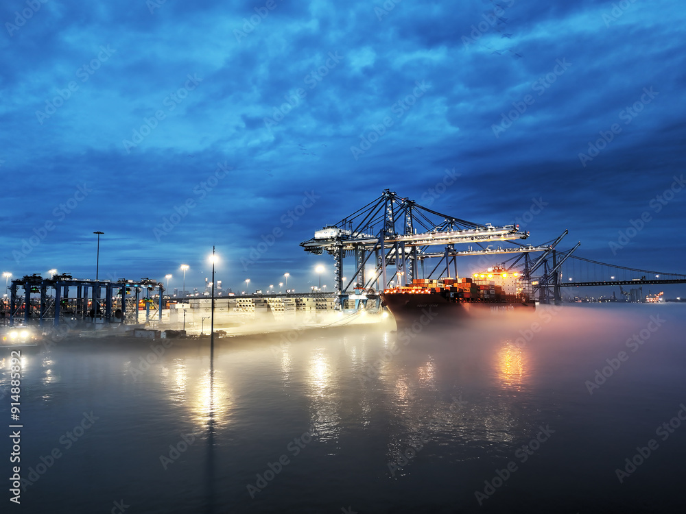 Obraz premium Aerial View of Port of Philadelphia on a Foggy Night 