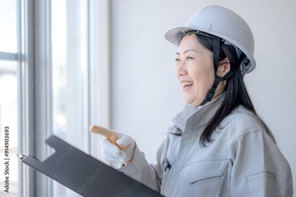 笑顔と作業服女性 笑顔と作業服女性