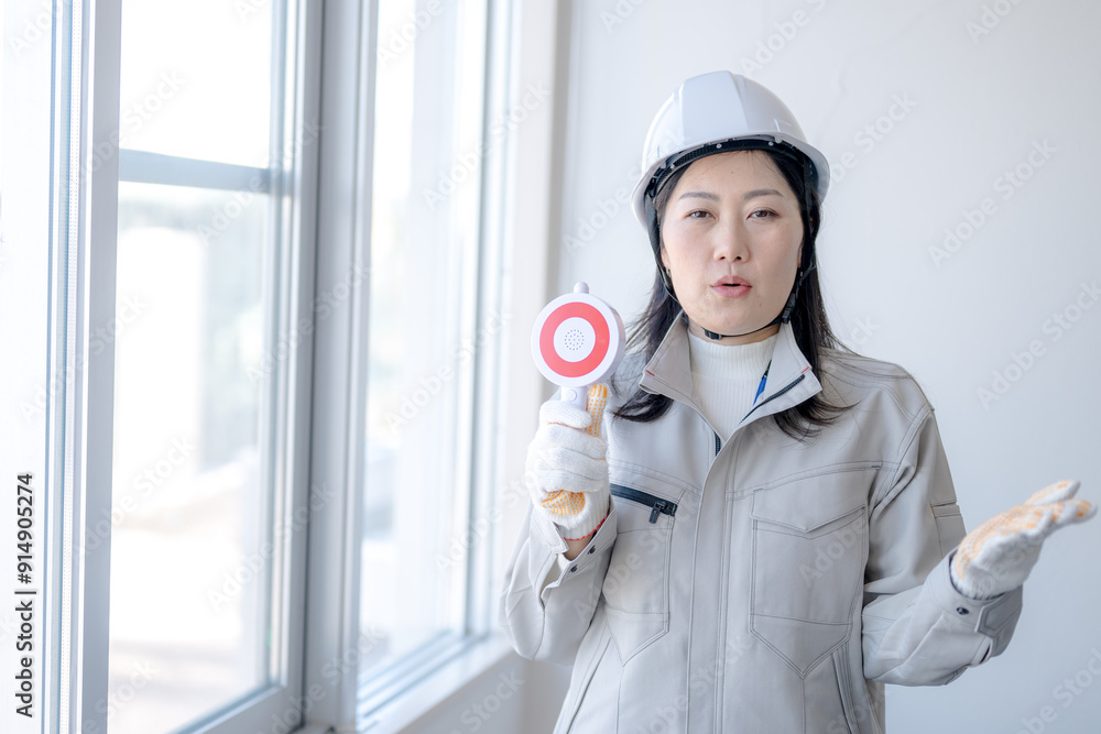 丸を持つ作業員女性 丸を持つ作業員女性