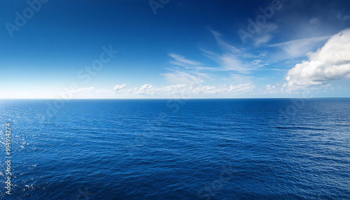 広い海。大海原。水平線と青空。The vast sea. The ocean. The horizon and the blue sky.