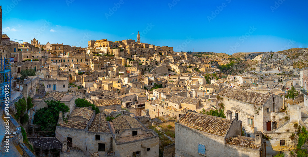 Obraz premium Vista de la antigua ciudad de Matera, Sassi di Matera en Basílicata, sur de Italia. cueva gruta en Sassi di Matera
