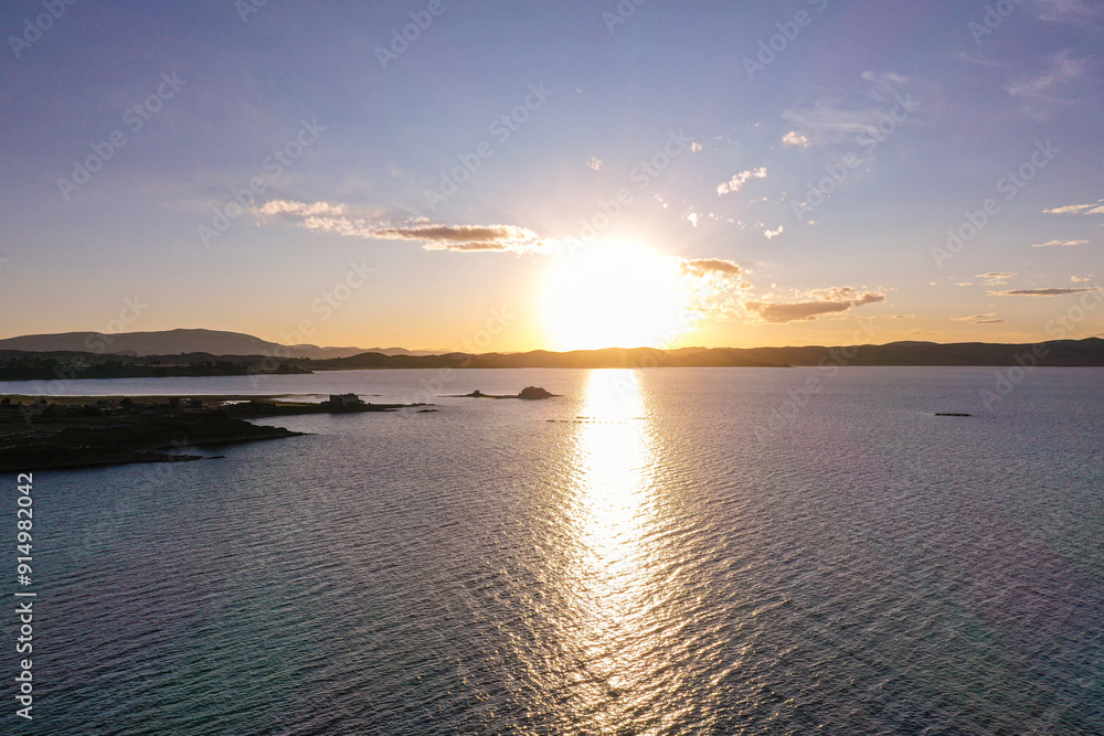 Obraz premium Panoramic view of the lake at sunset