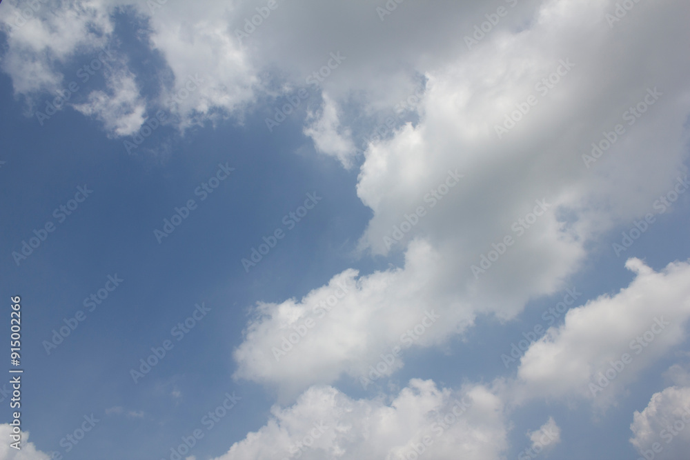 Fototapeta premium Blue sky with puffy clouds