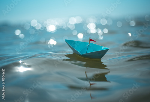 Kleines Papierschiff am Meer