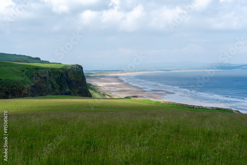 Ausblick von oben auf den Benone Beach Strand in Nordirland an der Küste photo