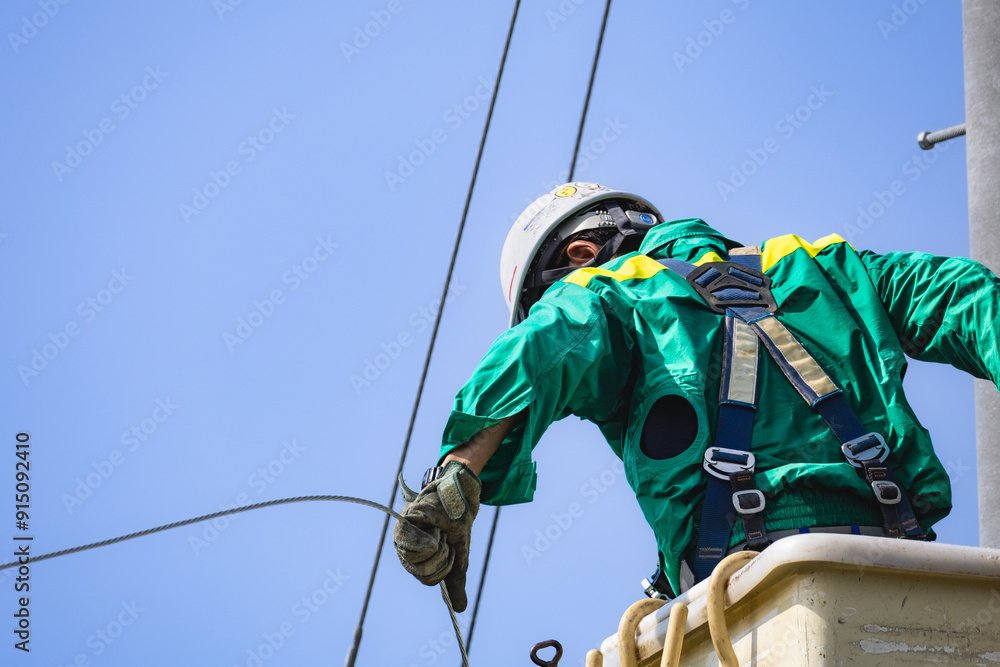 Φωτογραφία 電気工事　送配電電線工事高所作業工事中