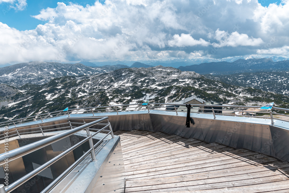 Obraz premium Welterbespirale und Bergpanorama auf dem Dachgstein Krippenstein am Hallstätter See, Obertraun im Sommer Salzkammergut