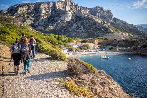 Tableau sur toile randonneurs dans les calanques de marseille