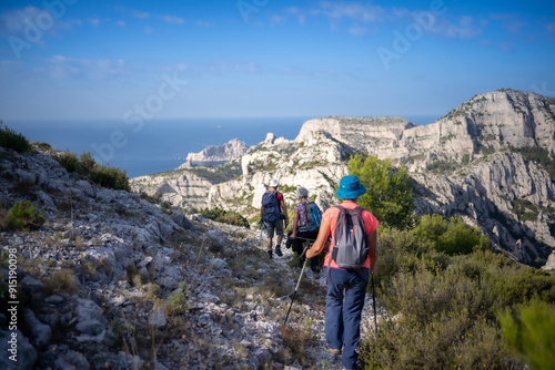 randonneurs dans les calanques de marseille