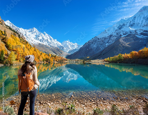 Randonnée en automne sous la neige, le ciel et les montagnes se reflètent sur le lac d'altitude