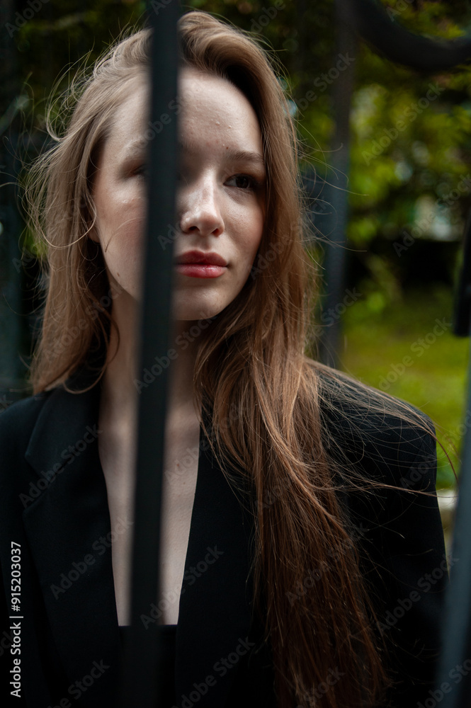 Naklejka premium young beautiful woman posing on the street formal modern clothes. beautiful fashionable girl posing in the street