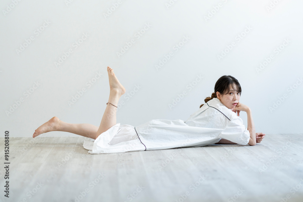 Fototapeta premium くつろぐ女性