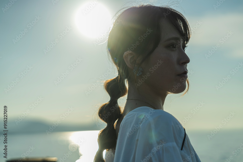 夕暮れの海にいる女性 夕暮れの海にいる女性