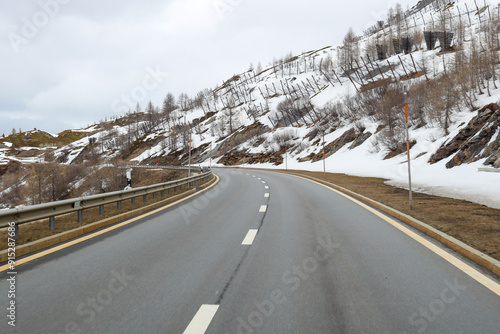 Barrages anti-avalanches sur la route du col du Simplon