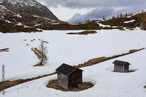 Fonte des neiges au col du Simplon avec deux petites maisons photo