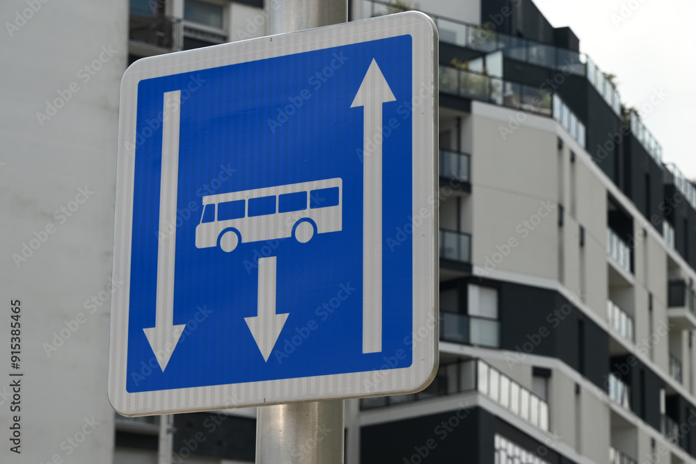 Panneau indiquant une voie de circulation réservée aux bus dans la ville de Vannes en gros plan Panneau indiquant une voie de circulation réservée aux bus dans la ville de Vannes en gros plan