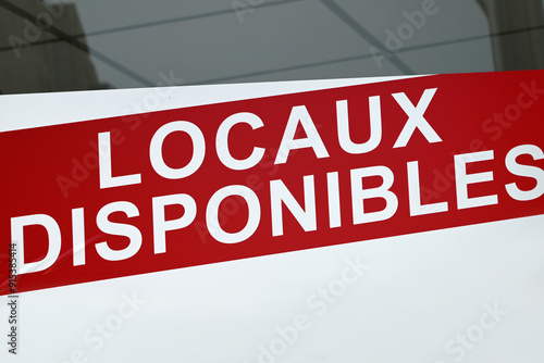 Autocollant indiquant locaux disponibles sur la vitrine d'un local commercial