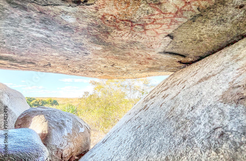 pedra do indio, pinturas rupestres, sitio arqueologico, caverna, rupestre  photo