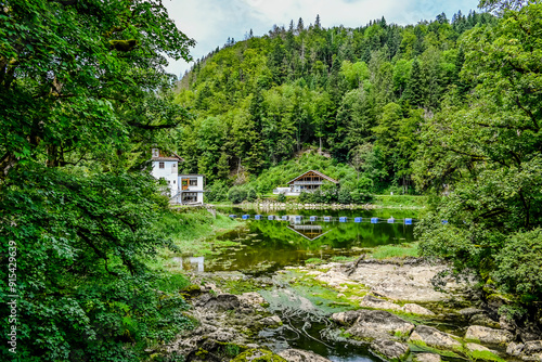 Les Brenets, le lac des Brenets, Felsen, Felswände, Doubs, Fluss, Le Locle, Ausflug, le Saut-du-Doubs, Jura, Juramassiv, Wald, Wanderweg, Sommer, Kanton Neuenburg, Schweiz, Frankreich