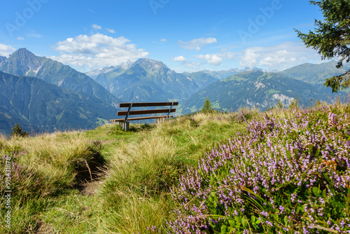 Rastbank in den Bergen mit hervorragender Aussicht