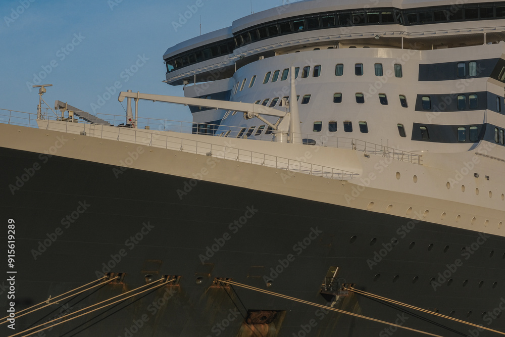 Naklejka premium Legendary luxury ocean liner Queen Mary 2 cruiseship cruise ship at Steinwerder terminal in Hamburg port, Germany on sunny day