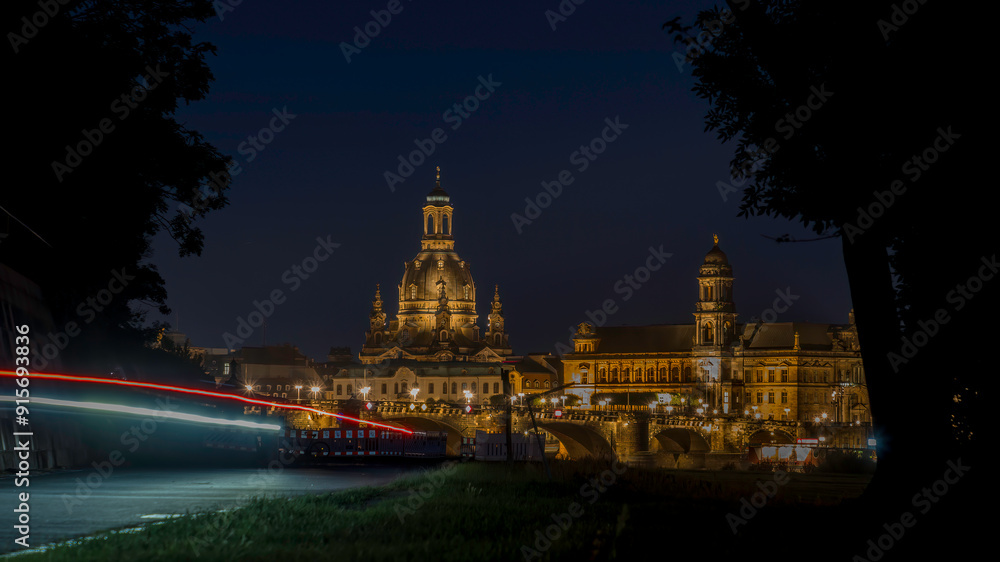 Fototapeta premium Aufnahme der Frauenkirche in Dresden mit Lichteffekten.