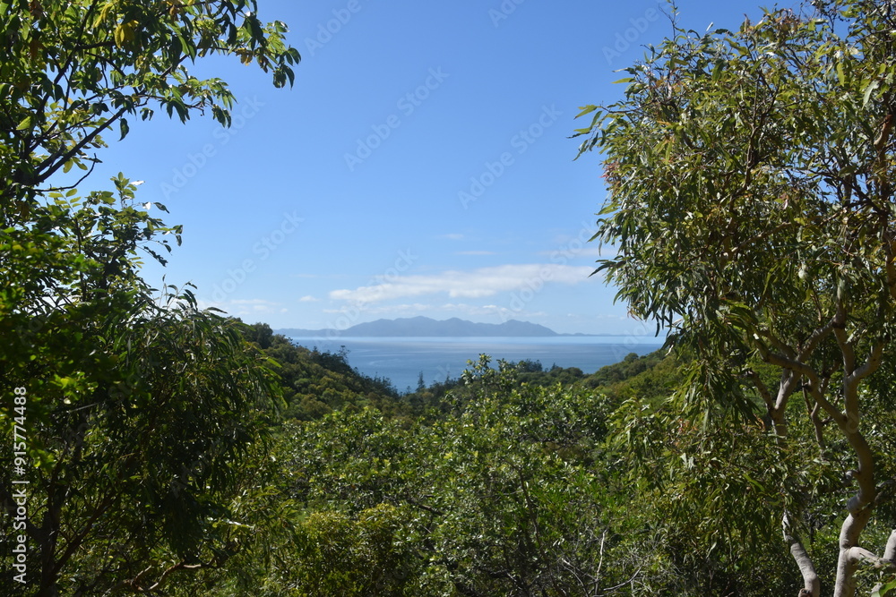 Fototapeta premium Sailing around the picture perfect Whitsunday Islands in Queensland, Australia
