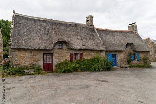 En été, les chaumières de Kérascoët avec leurs toits de chaume se fondent parfaitement dans le paysage breton, offrant un cadre pittoresque et authentique.