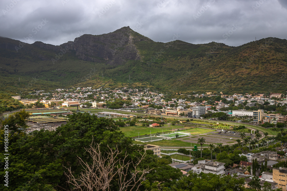 Obraz premium Exposure done from the Citadelle (Fort Adelaide) of the Mauritius capital, Port Louis, showing the Champ de Mars (horse race track).