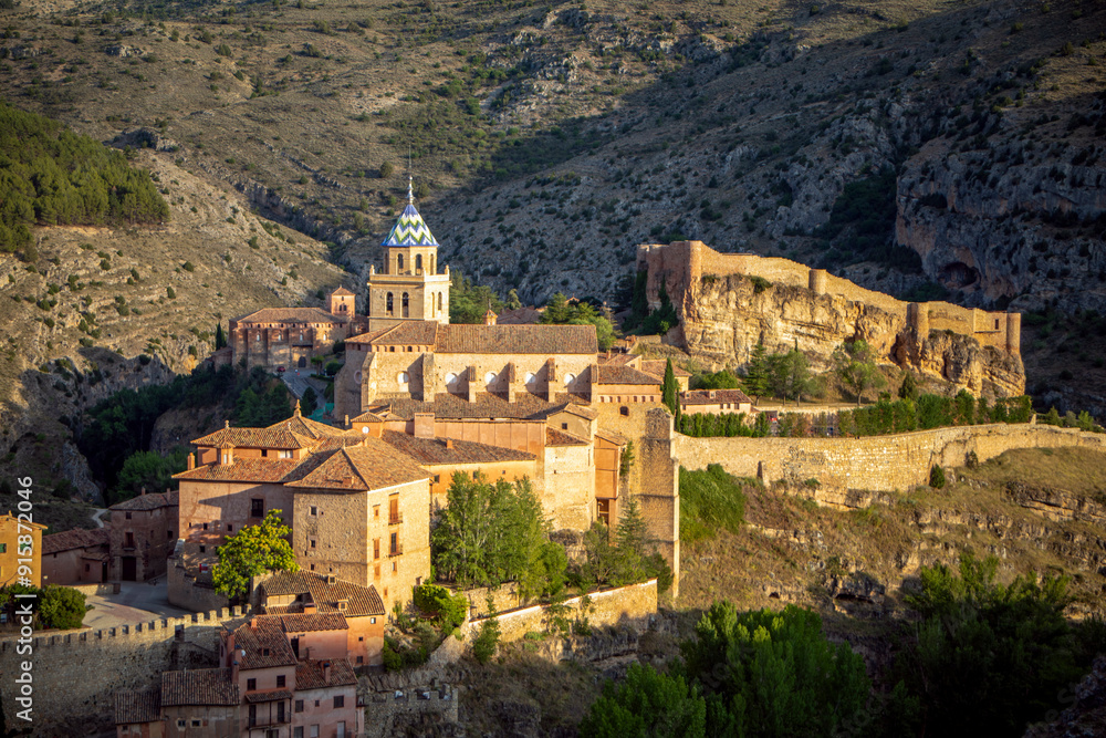 Obraz premium Panoramic view, from the castle, of the artistic historic center of Albarracín, Teruel, Aragon, Spain, illuminated with the last golden rays of sunset