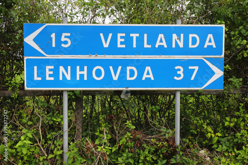 Signpost with direction anddistances to the towns Vetlanda and Lenhovda.
