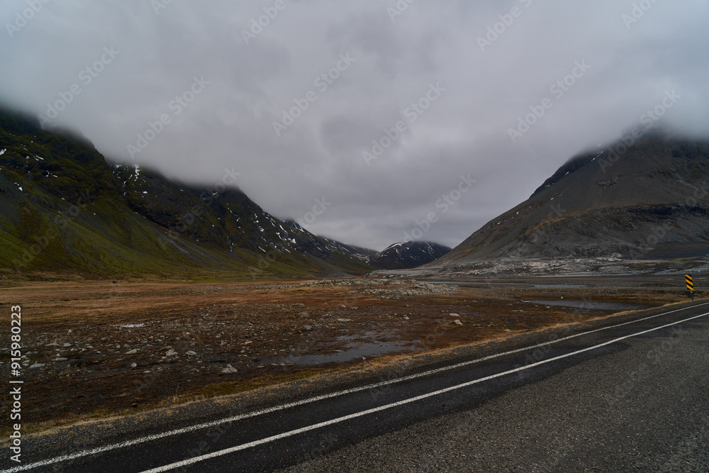 Naklejka premium Empty road crossing a desolate valley in the icelandic highlands