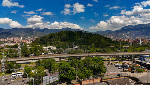 Imagen del cerro Nutibara ubicado en la ciudad de Medellín. Se observa en primer plano el viaducto del Metro de Medellín.  photo