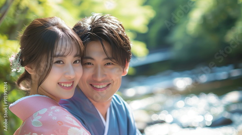 川のほとりで楽しそうにするカップル
