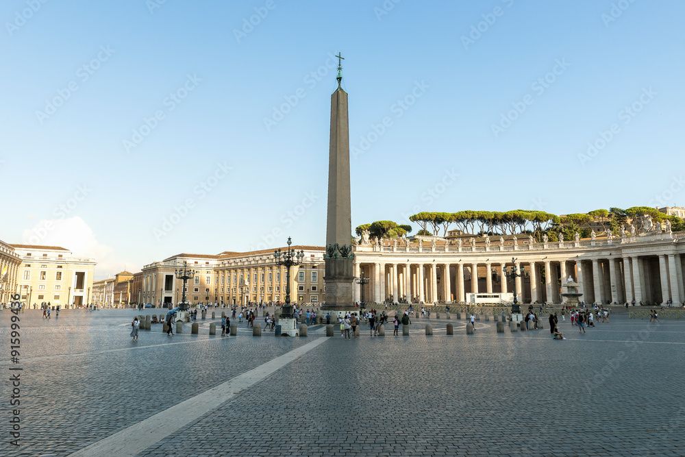 Obraz premium The Architectural Sceneries of The Saint Peter’s Square (Piazza San Pietro) in Vatican City, Rome, Italy.